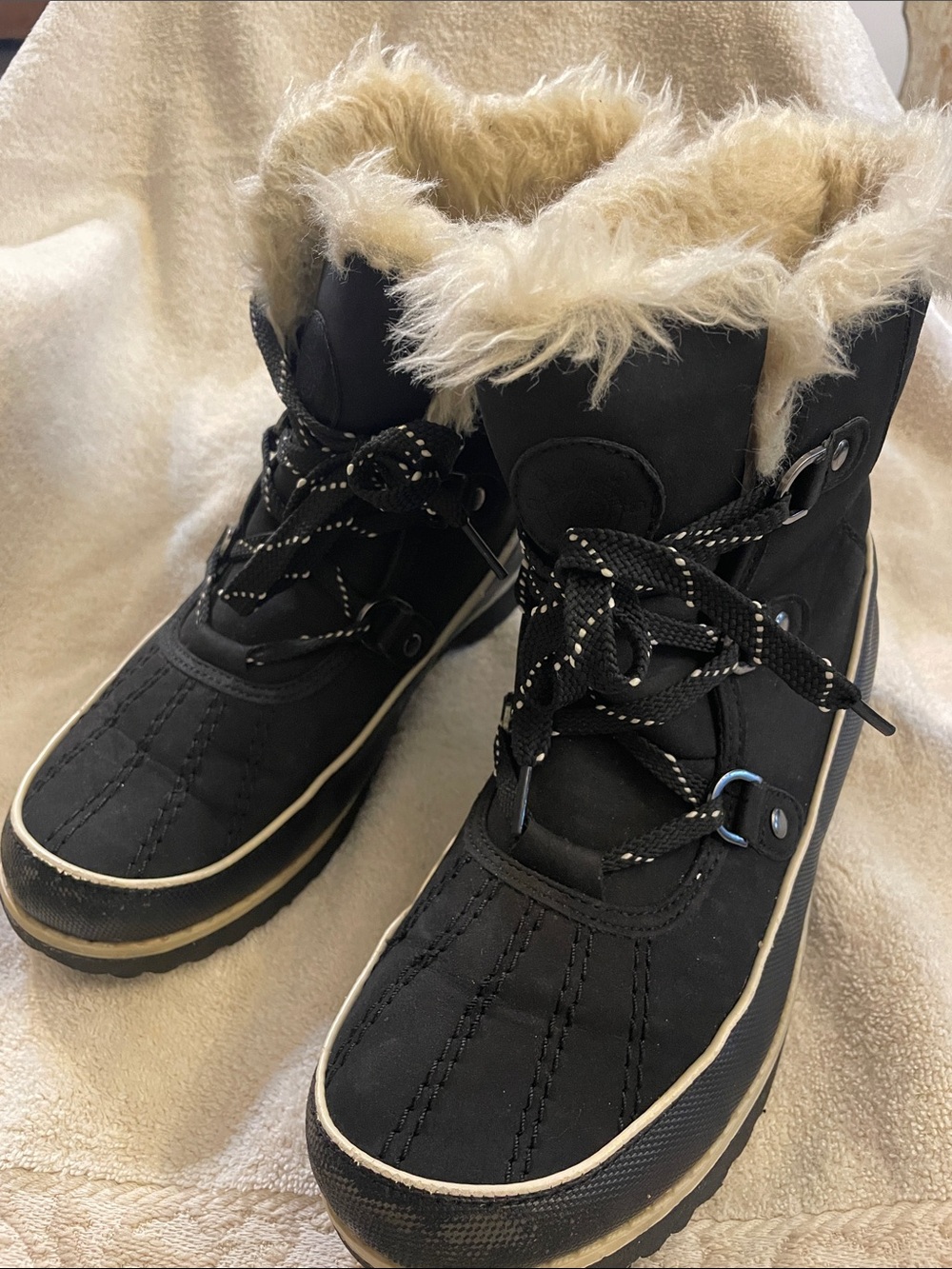 Global Win Black Winter Lace-Up Boots with Cream Faux Fur